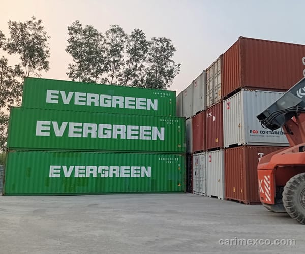 Bãi container của CARIMEX với các container Evergreen xếp tầng và xe nâng reach stacker đang khai thác