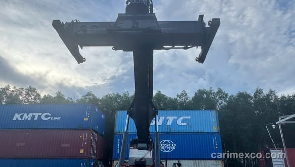 Xe nâng container thao tác với container KMTC Line tại bãi Nhơn Trạch