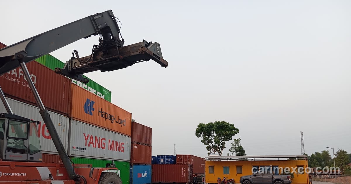 Xe nâng reach stacker khai thác container tại bãi 20.000m² của CARIMEX ở Nhơn Trạch, Đồng Nai