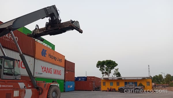 Xe nâng reach stacker nâng container tại bãi Nhơn Trạch của CARIMEX
