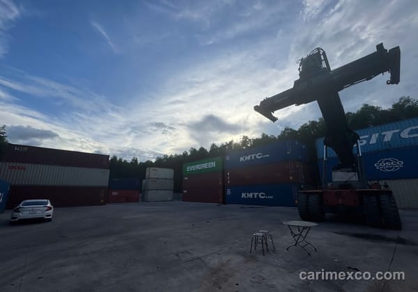 Toàn cảnh bãi container CARIMEX tại Nhơn Trạch, Đồng Nai với xe nâng reach stacker đang vận hành
